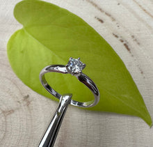 Load image into Gallery viewer, 14 ct. goldring with 0,27 ct. diamond