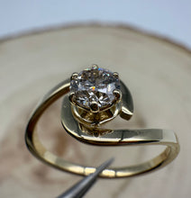 Load image into Gallery viewer, 14 ct. gold ring with one 0,40 ct. natural diamond