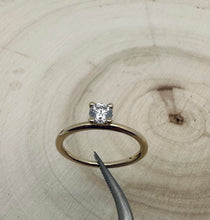Load image into Gallery viewer, 14 ct. goldring with 0,35 ct. diamond
