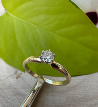 Load image into Gallery viewer, 14 ct. goldring with 0,30 ct. diamond