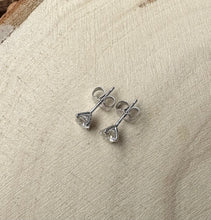 Load image into Gallery viewer, Set of stud earrings with 0,61 tcw. diamonds