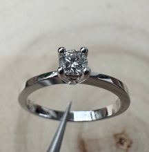 Load image into Gallery viewer, 18 ct. white gold ring with 0,20 ct. diamond.