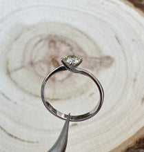 Load image into Gallery viewer, 14 ct. white gold ring with 0,47 ct. diamond