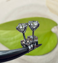 Load image into Gallery viewer, Set of stud earrings with 0,61 tcw. diamonds