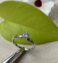 Load image into Gallery viewer, 14 ct. goldring with 0,27 ct. diamond