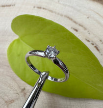 Load image into Gallery viewer, 14 ct. goldring with 0,27 ct. diamond