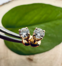 Load image into Gallery viewer, Set of stud earrings