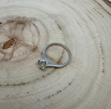Load image into Gallery viewer, Ring in 14 ct. white gold with 1,02 ct. diamond.
