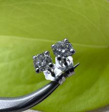 Load image into Gallery viewer, Set of stud earrings with 0,61 tcw. diamonds