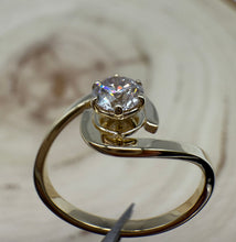 Load image into Gallery viewer, 14 ct. gold ring with one 0,40 ct. natural diamond