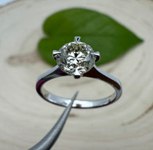 Load image into Gallery viewer, Ring in 14 ct. white gold with 1,02 ct. diamond.