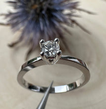 Load image into Gallery viewer, 18 ct. white gold ring with 0,20 ct. diamond.