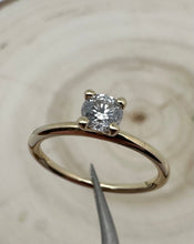 Load image into Gallery viewer, 14 ct. goldring with 0,35 ct. diamond