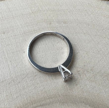 Load image into Gallery viewer, 18 ct. white gold ring with 0,20 ct. diamond.