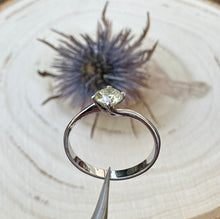 Load image into Gallery viewer, 14 ct. white gold ring with 0,47 ct. diamond