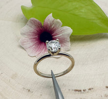 Load image into Gallery viewer, 14 ct. goldring with 1,09 ct. diamond