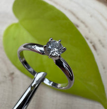 Load image into Gallery viewer, 14 ct. goldring with 0,27 ct. diamond