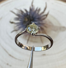 Load image into Gallery viewer, 14 ct. white gold ring with 0,47 ct. diamond