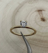 Load image into Gallery viewer, 14 ct. goldring with 0,35 ct. diamond