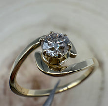 Load image into Gallery viewer, 14 ct. gold ring with one 0,40 ct. natural diamond