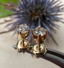 Load image into Gallery viewer, Set of stud earrings