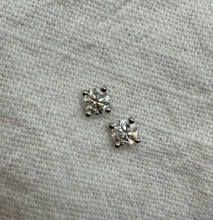 Load image into Gallery viewer, Stud earrings in 14 ct. white gold with 0,60 tcw. diamonds