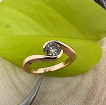 Load image into Gallery viewer, Ring in 14 ct. rose gold with 0,53 ct. diamond