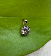 Load image into Gallery viewer, Pendant in 14 ct. gold with 0,40 ct. natural diamond