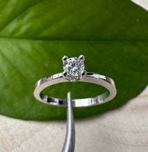 Load image into Gallery viewer, 18 ct. white gold ring with 0,20 ct. diamond.