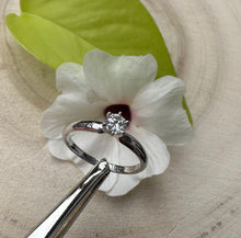 Load image into Gallery viewer, 14 ct. goldring with 0,27 ct. diamond