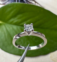 Load image into Gallery viewer, 18 ct. white gold ring with 0,20 ct. diamond.
