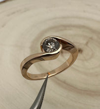 Load image into Gallery viewer, Ring in 14 ct. rose gold with 0,53 ct. diamond