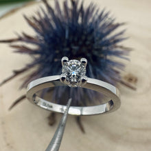 Load image into Gallery viewer, 18 ct. white gold ring with 0,20 ct. diamond.