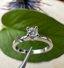 Load image into Gallery viewer, 18 ct. white gold ring with 0,20 ct. diamond.