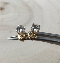 Load image into Gallery viewer, Set of stud earrings
