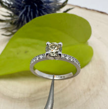 Load image into Gallery viewer, Diamond ring in white gold with 0,77 tcw. diamonds
