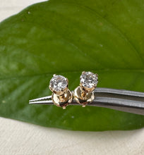 Load image into Gallery viewer, Set of stud earrings