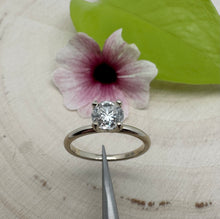 Load image into Gallery viewer, 14 ct. goldring with 1,09 ct. diamond