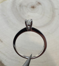 Load image into Gallery viewer, 18 ct. white gold ring with 0,25 ct. diamond