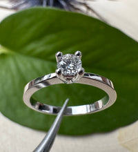 Load image into Gallery viewer, 18 ct. white gold ring with 0,20 ct. diamond.