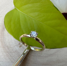 Load image into Gallery viewer, 14 ct. goldring with 0,30 ct. diamond