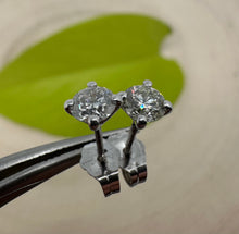 Load image into Gallery viewer, Set of stud earrings with 0,61 tcw. diamonds