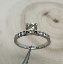 Load image into Gallery viewer, Diamond ring in white gold with 0,77 tcw. diamonds