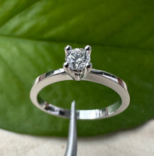 Load image into Gallery viewer, 18 ct. white gold ring with 0,20 ct. diamond.