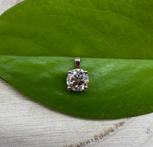 Load image into Gallery viewer, Pendant in 14 ct. rose gold holding one 0,51 ct. natural diamond