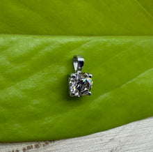 Load image into Gallery viewer, 14 ct. white gold pendant with a 0,60 ct. natural diamond