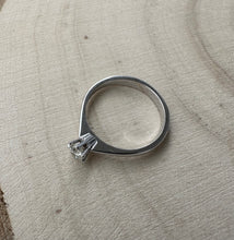 Load image into Gallery viewer, Ring in 14 ct. white gold with 0,25 ct. diamond