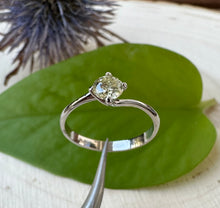 Load image into Gallery viewer, 14 ct. white gold ring with 0,47 ct. diamond