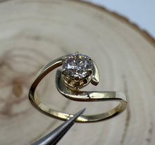 Load image into Gallery viewer, 14 ct. gold ring with one 0,40 ct. natural diamond