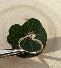 Load image into Gallery viewer, Elegant gold ring with 0,52 tcw. natural diamonds